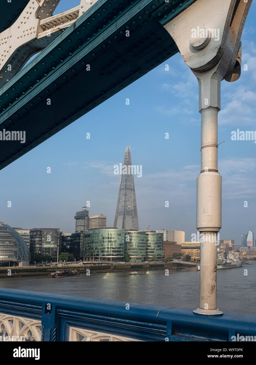LONDRA, UK - 26 LUGLIO 2018: Più skyline di Londra e la Shard visto attraverso le travi del Tower Bridge Foto Stock