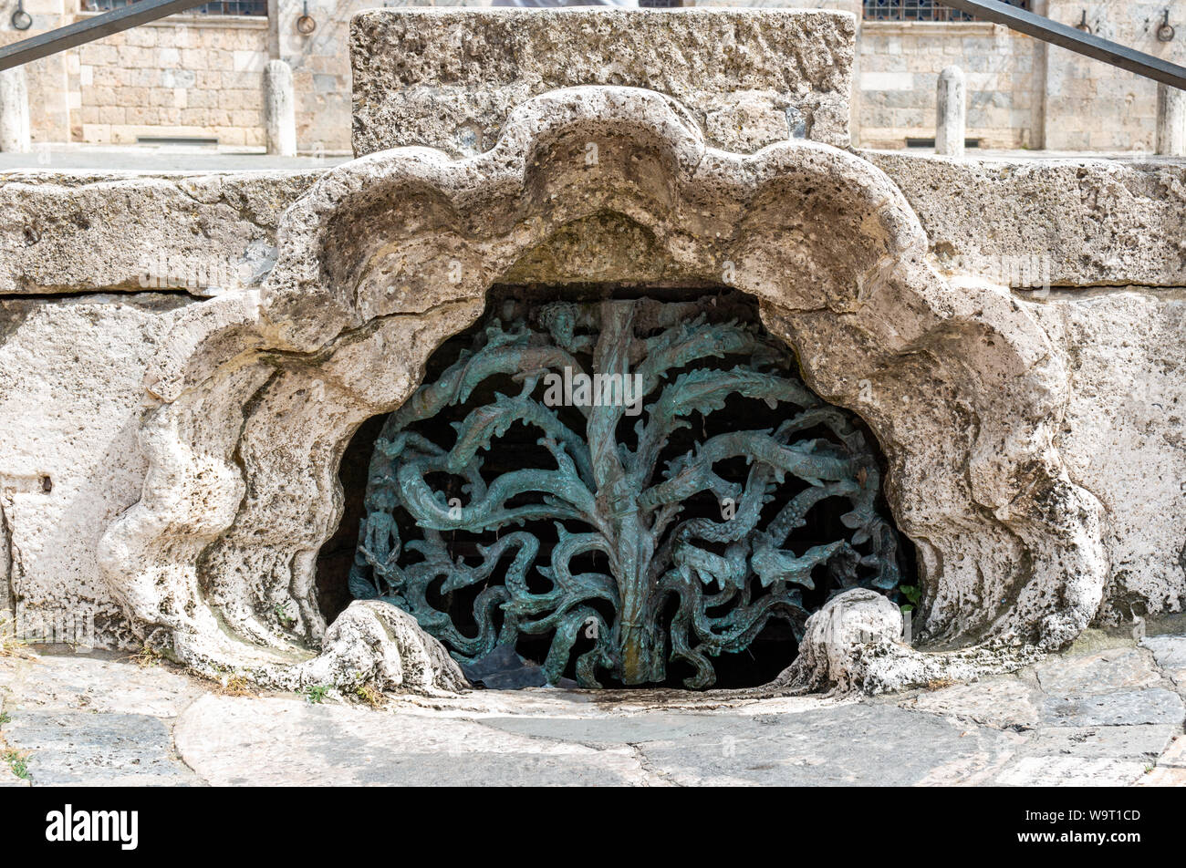 Albero di metallo a forma di griglia di scarico a Piazza del Campo a Siena, Italia Foto Stock