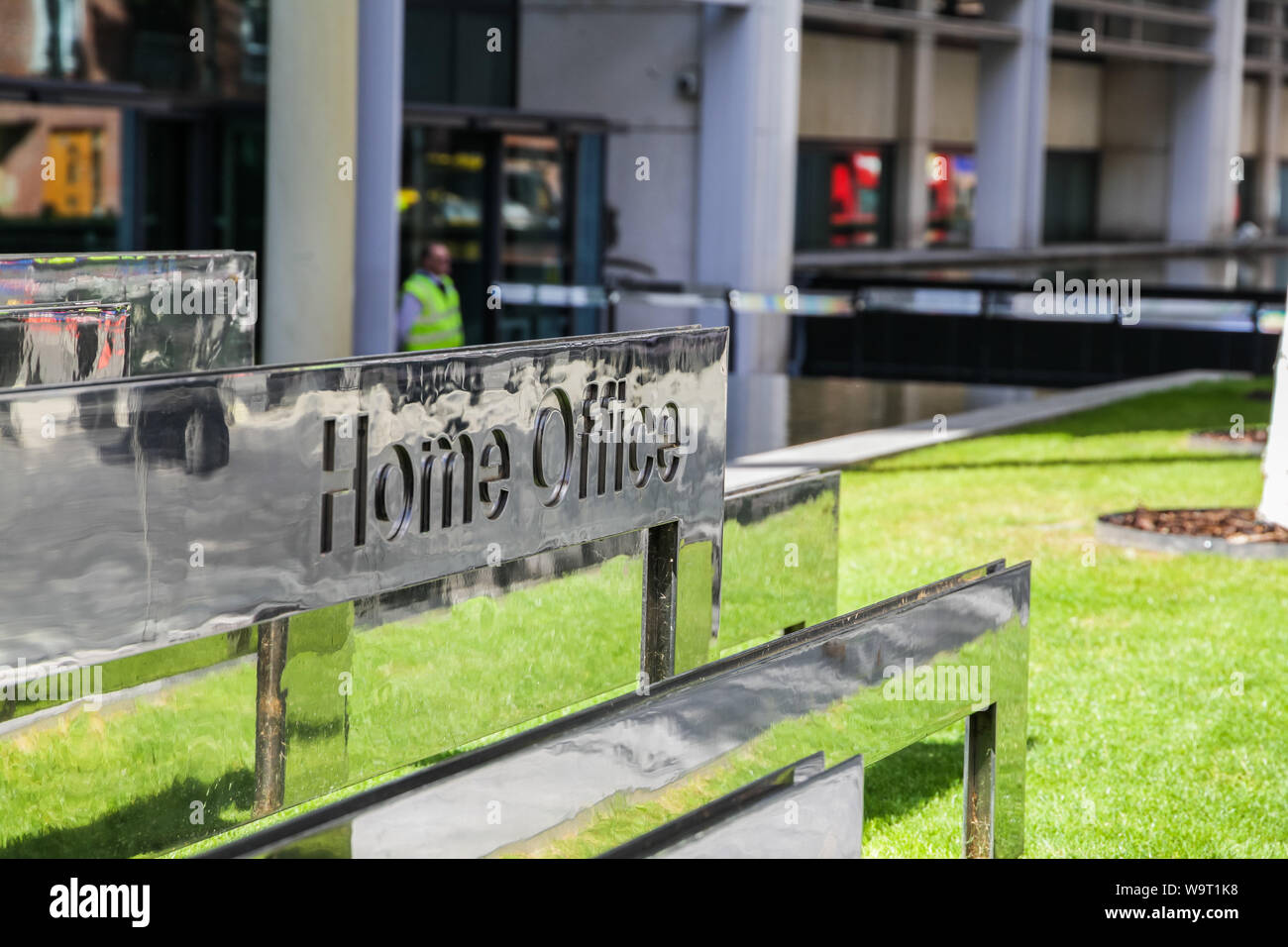 Londra, UK, 15 Agosto, 2019. In scena a Marsham Street, al di fuori della Home Office di Westminster, come la polizia rispondere alle segnalazioni di un accoltellato. Foto Stock