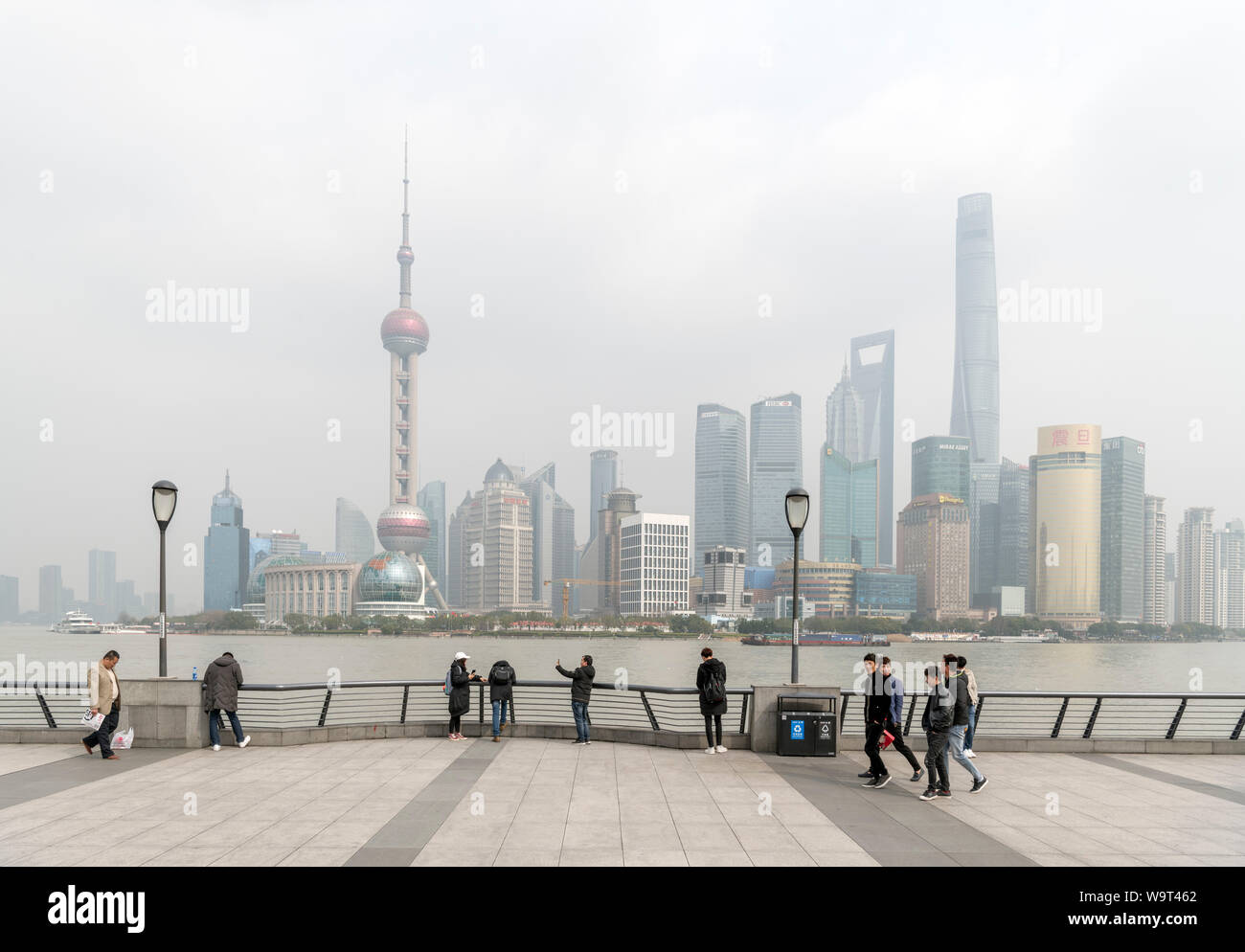 Il distretto finanziario di Pudong e il fiume Huangpu visto dal Bund (Waitan), Shanghai, Cina Foto Stock