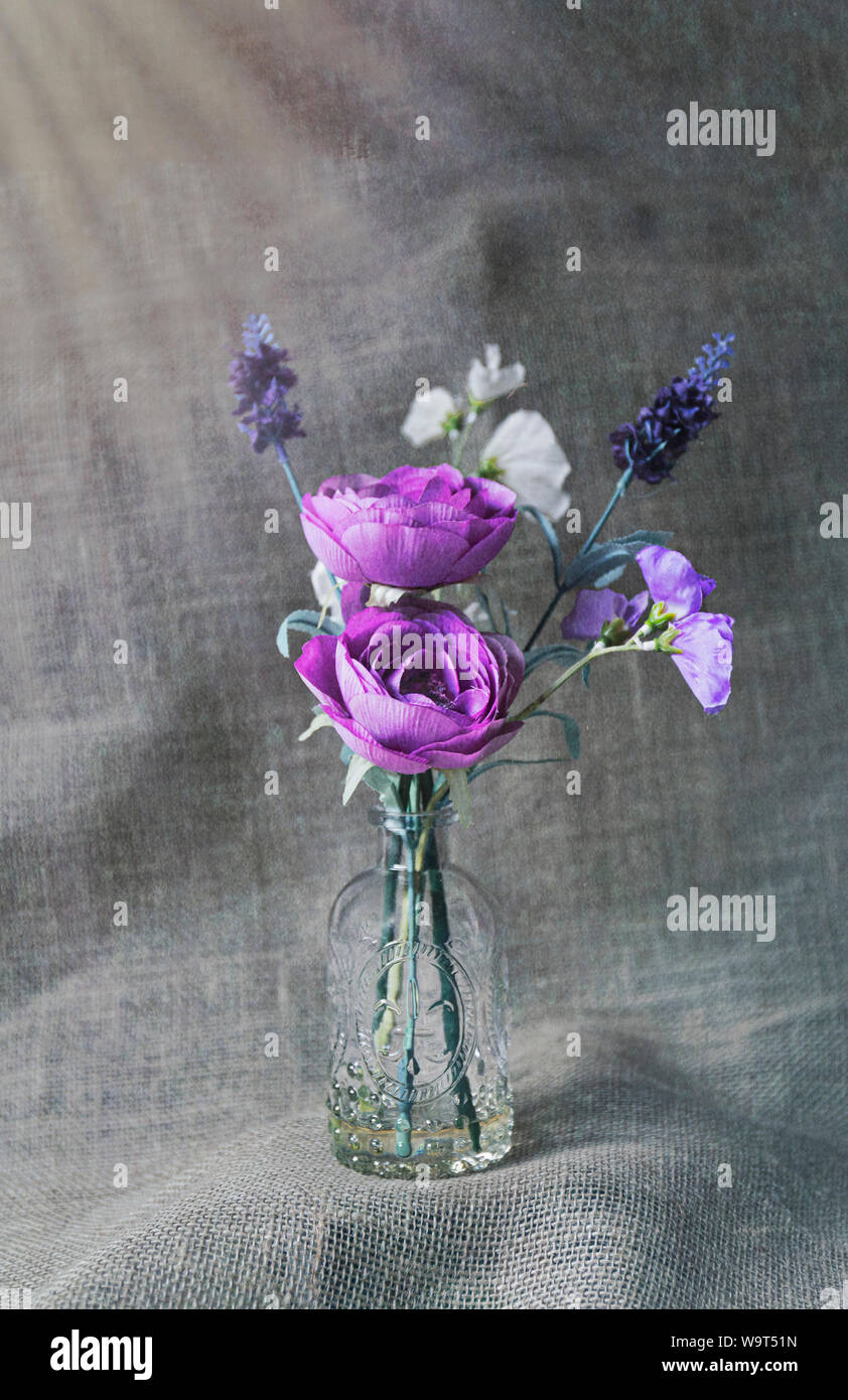 Fiori sono venduti sulla strada. Fiori artificiali per cimitero. Dettagli  del negozio di fiori. Fiori in plastica. Commercio in Russia Foto stock -  Alamy