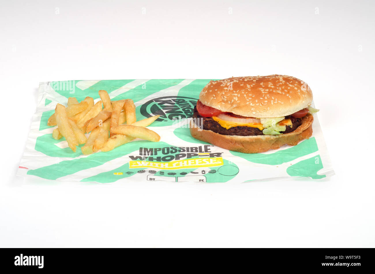 Burger King Whopper impossibile con formaggio e patatine fritte sull'involucro un hamburger vegetariano sandwich made con un impossibile alimenti senza carne, impianto basato Foto Stock