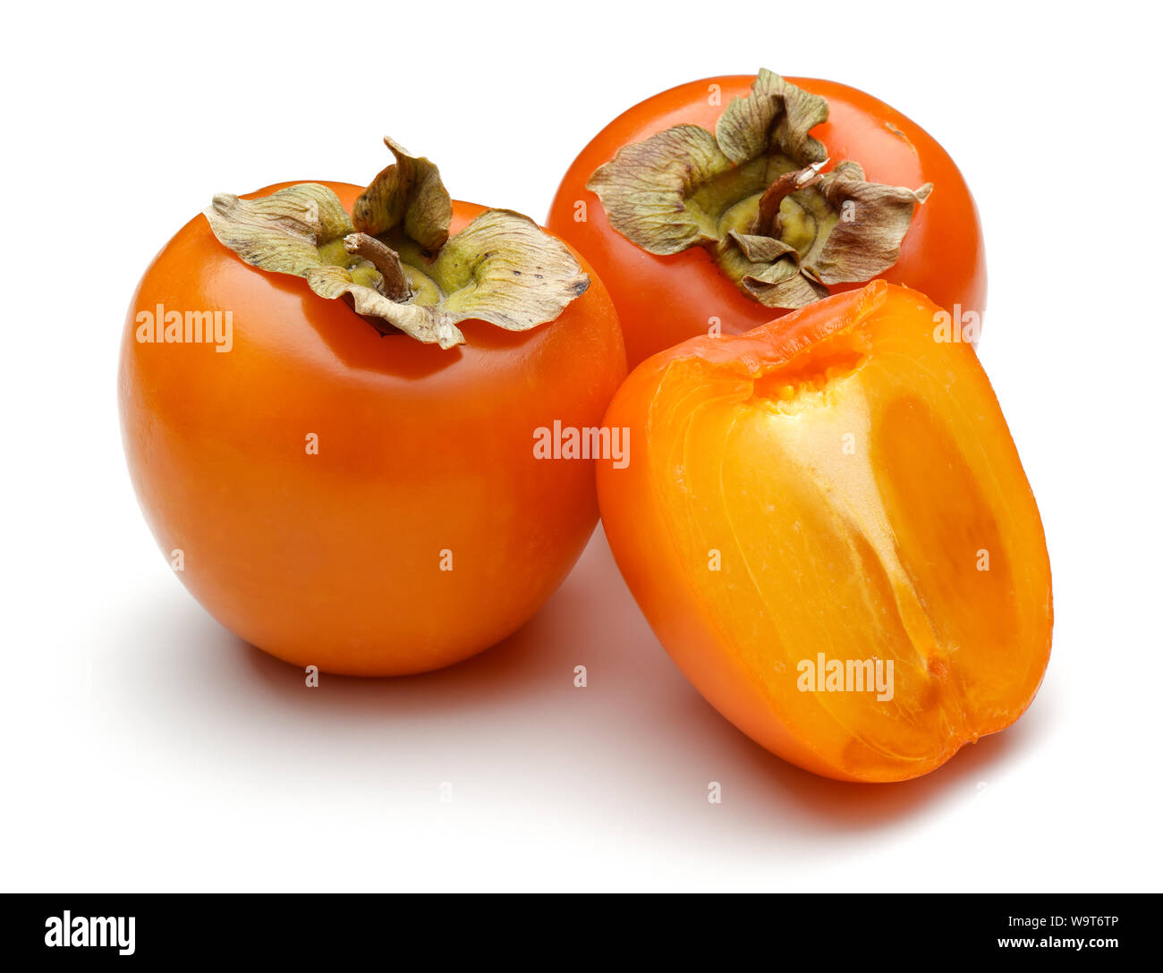 Intero e affettato persimmon maturi frutti isolati su sfondo bianco Foto Stock