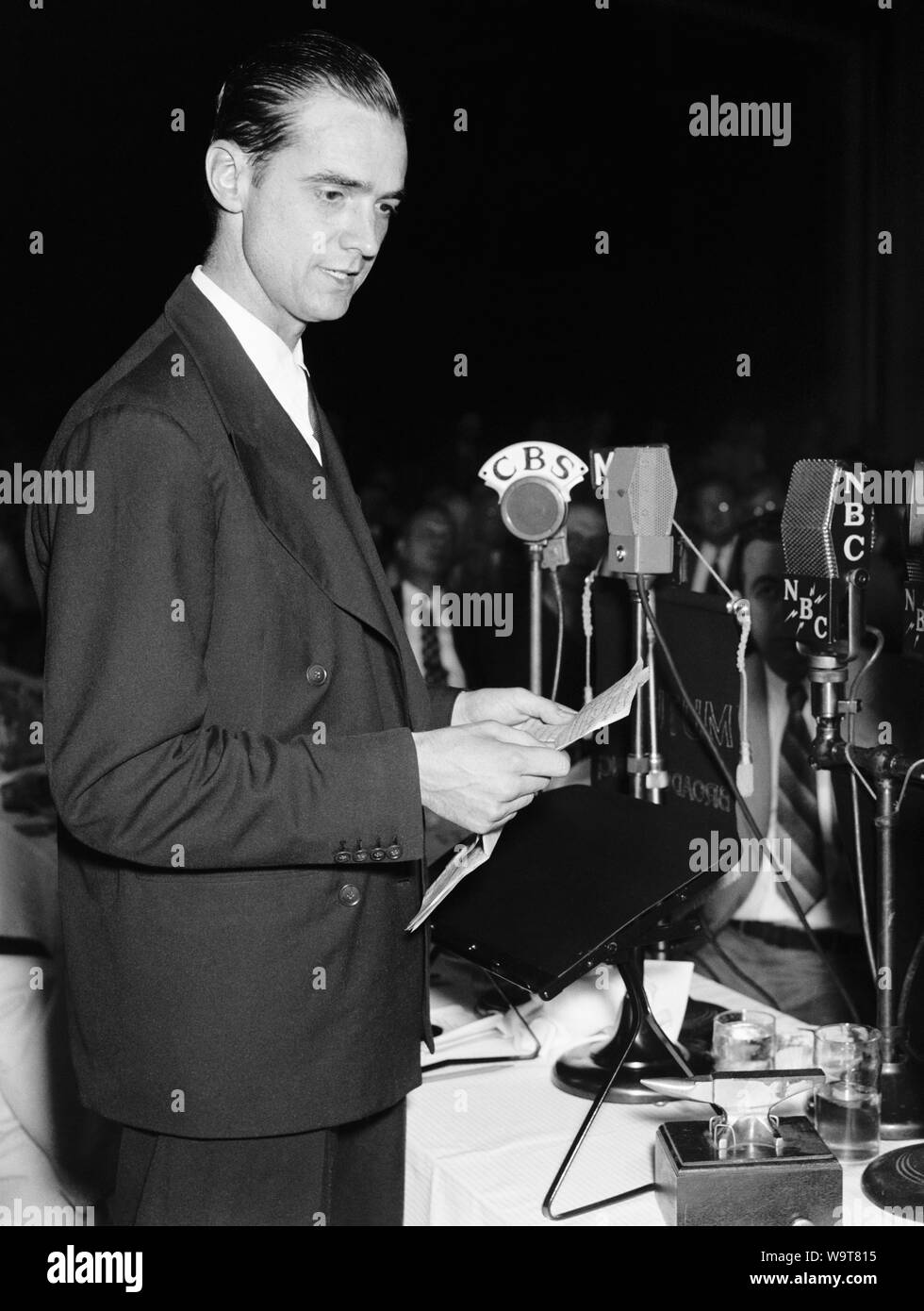 Foto d'epoca di American business tycoon, pilota, ingegnere, produttore di film e filantropo Howard Hughes (1905 - 1976). La foto è stata presa come Hughes ha parlato a un National Press Club pranzo in DC di Washington il 21 luglio 1938, pochi giorni dopo ha impostato un record di aviazione completando un giro del mondo in volo in poco più di 91 ore. Foto Stock