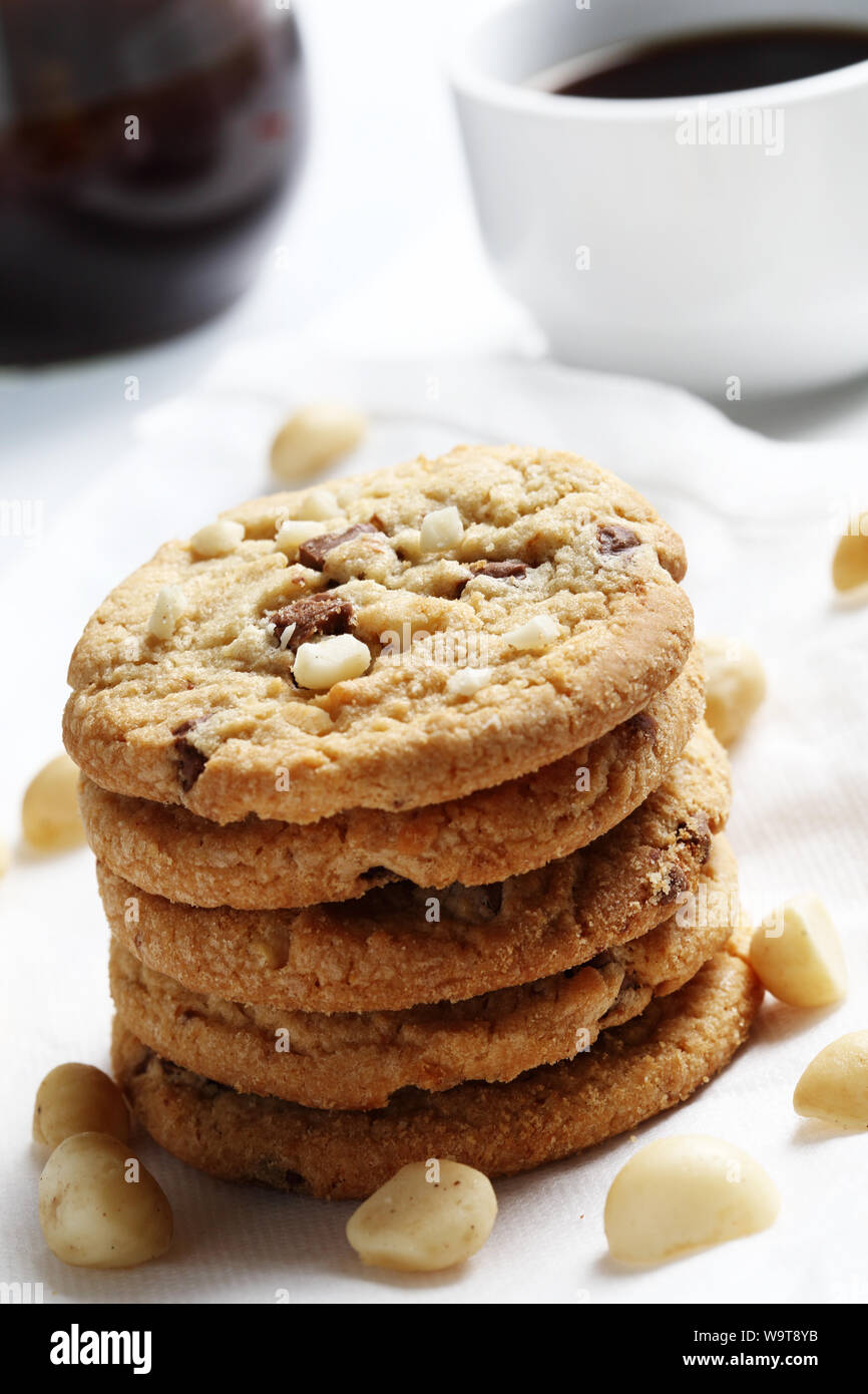 Il chip di cioccolato e macadamia cookies sul piatto impostato per la pausa caffè Foto Stock