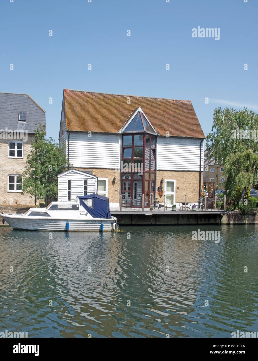 Ware imbarcazione a motore sul fiume Lea Hertfordshire Foto Stock