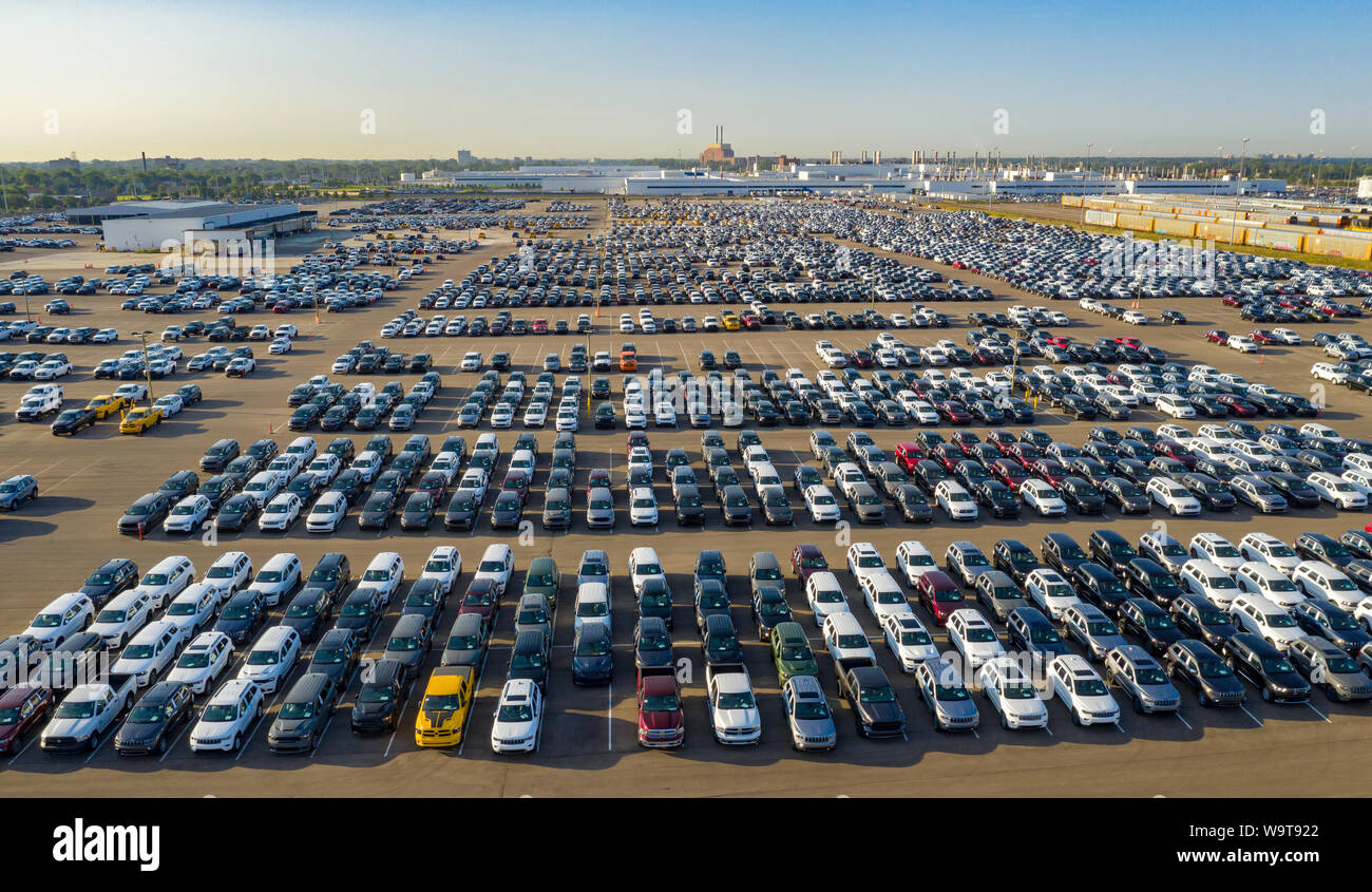 Detroit, Michigan - camion e automobili costruite da Fiat Chrysler in attesa dei mezzi di trasporto ai rivenditori a FCA di Jefferson nord dello stabilimento di assemblaggio. Foto Stock
