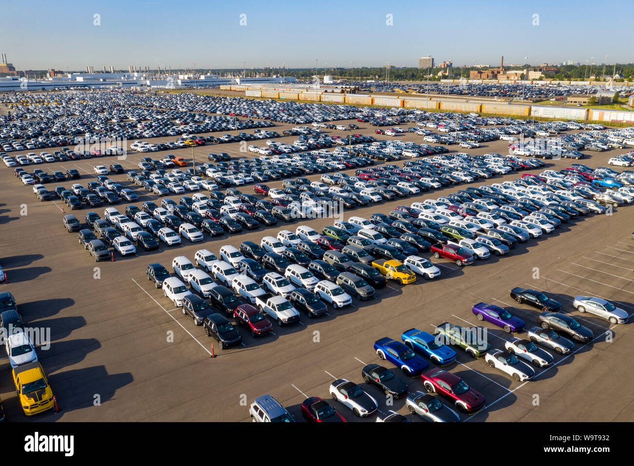 Detroit, Michigan - camion e automobili costruite da Fiat Chrysler in attesa dei mezzi di trasporto ai rivenditori a FCA di Jefferson nord dello stabilimento di assemblaggio. Ferrovia auto carrie Foto Stock