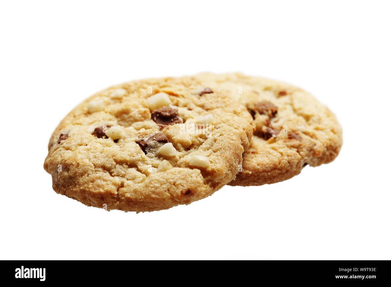 Il chip di cioccolato e biscotti di macadamia isolati su sfondo bianco Foto Stock