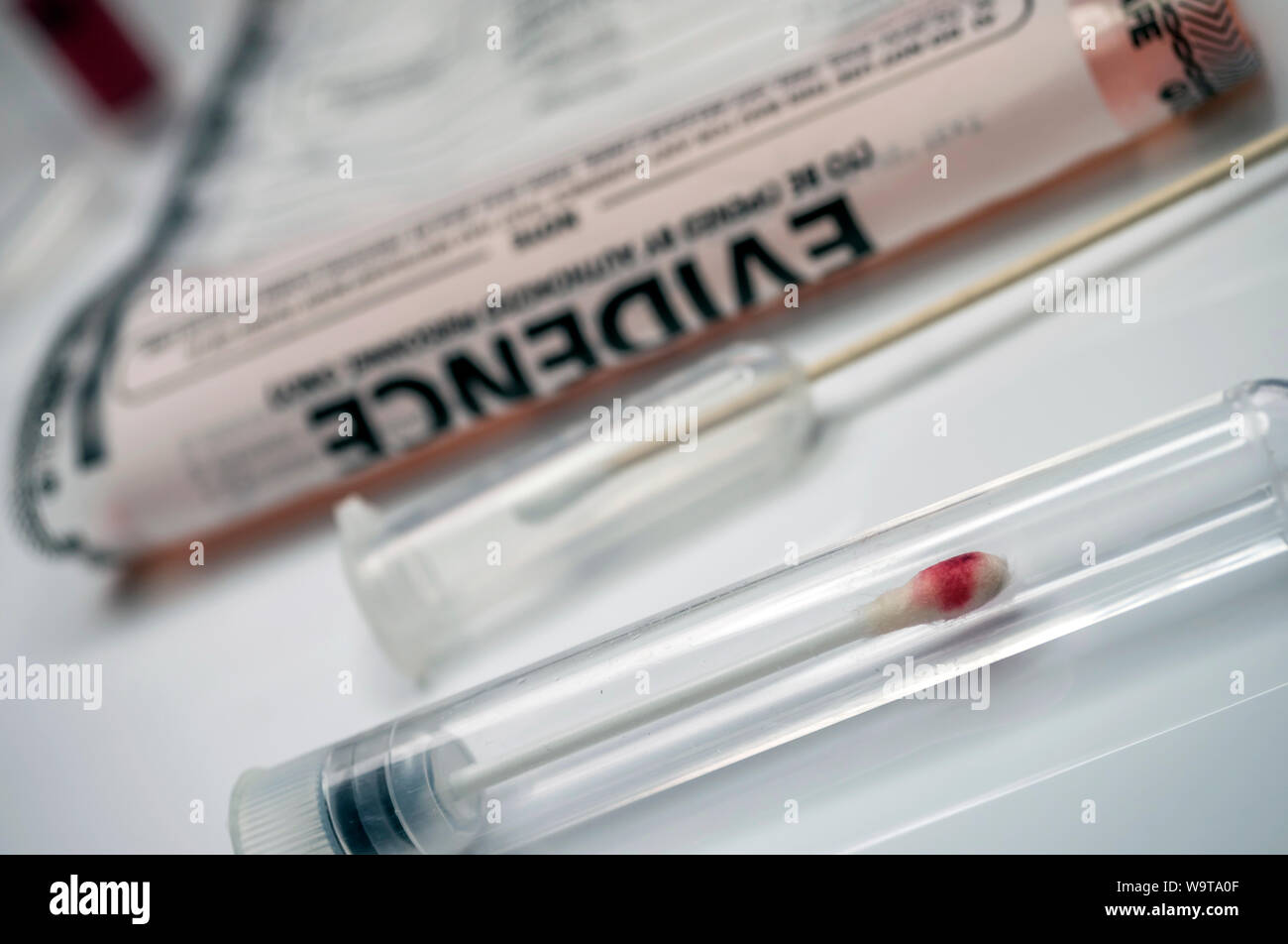 Dettaglio delle provette di campionamento del DNA nelle apparecchiature di laboratorio per analisi forense, immagine concettuale Foto Stock