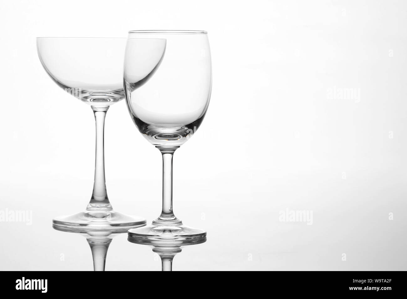 Svuotare bicchieri di vino e un cocktail di arte del vetro creativo di composizione S Foto Stock