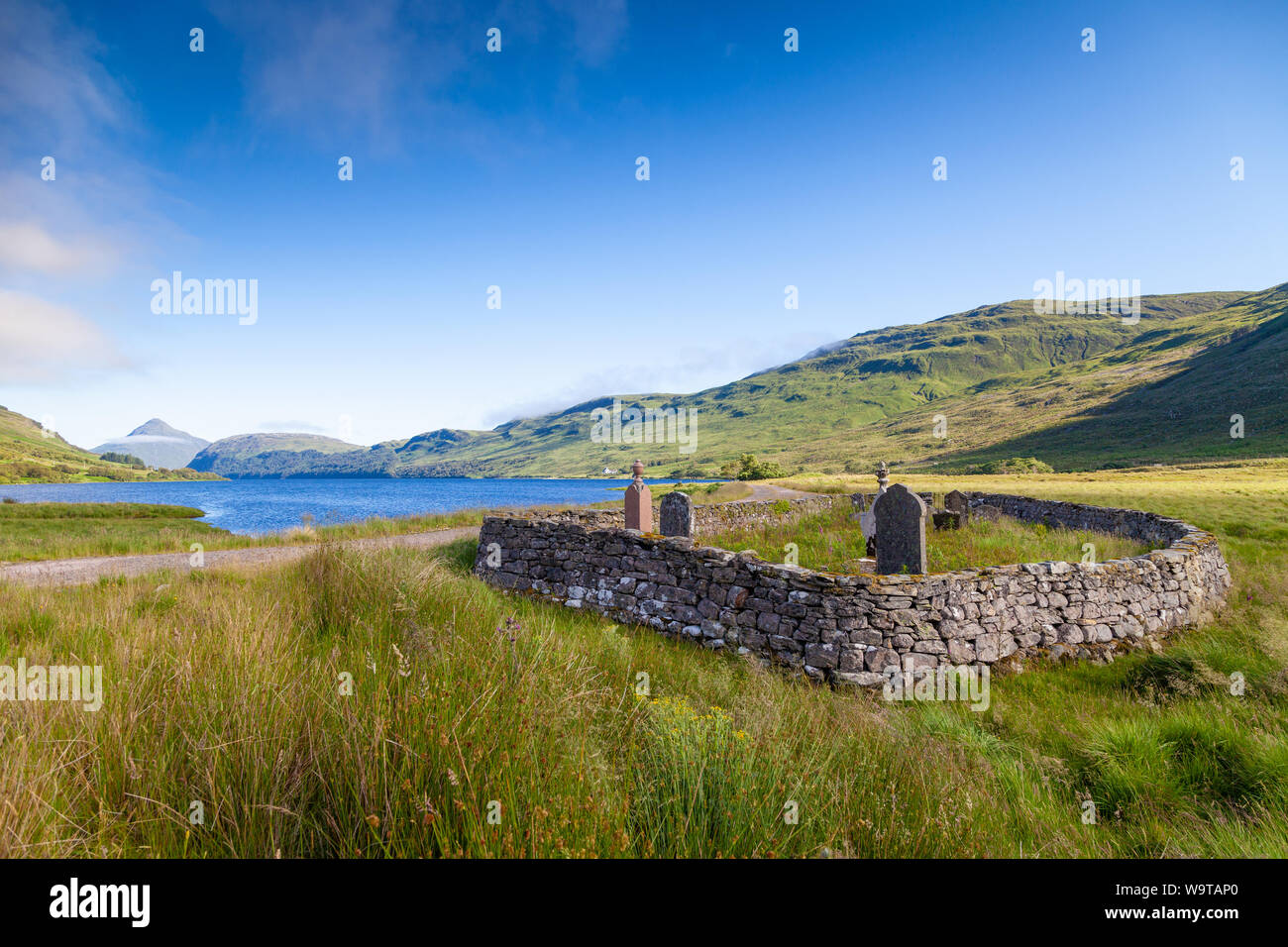 Una vecchia pietra cimitero racchiuso nei pressi di Loch più, Sutherland, Scozia. Foto Stock