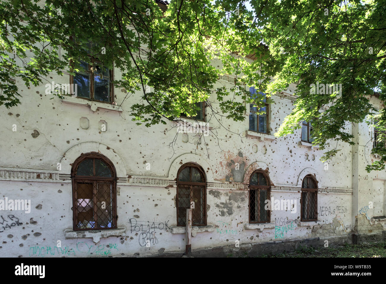 Edificio danneggiato dalla guerra 1992 della Transnistria in Moldavia, Bender aka Tighina. Foto Stock