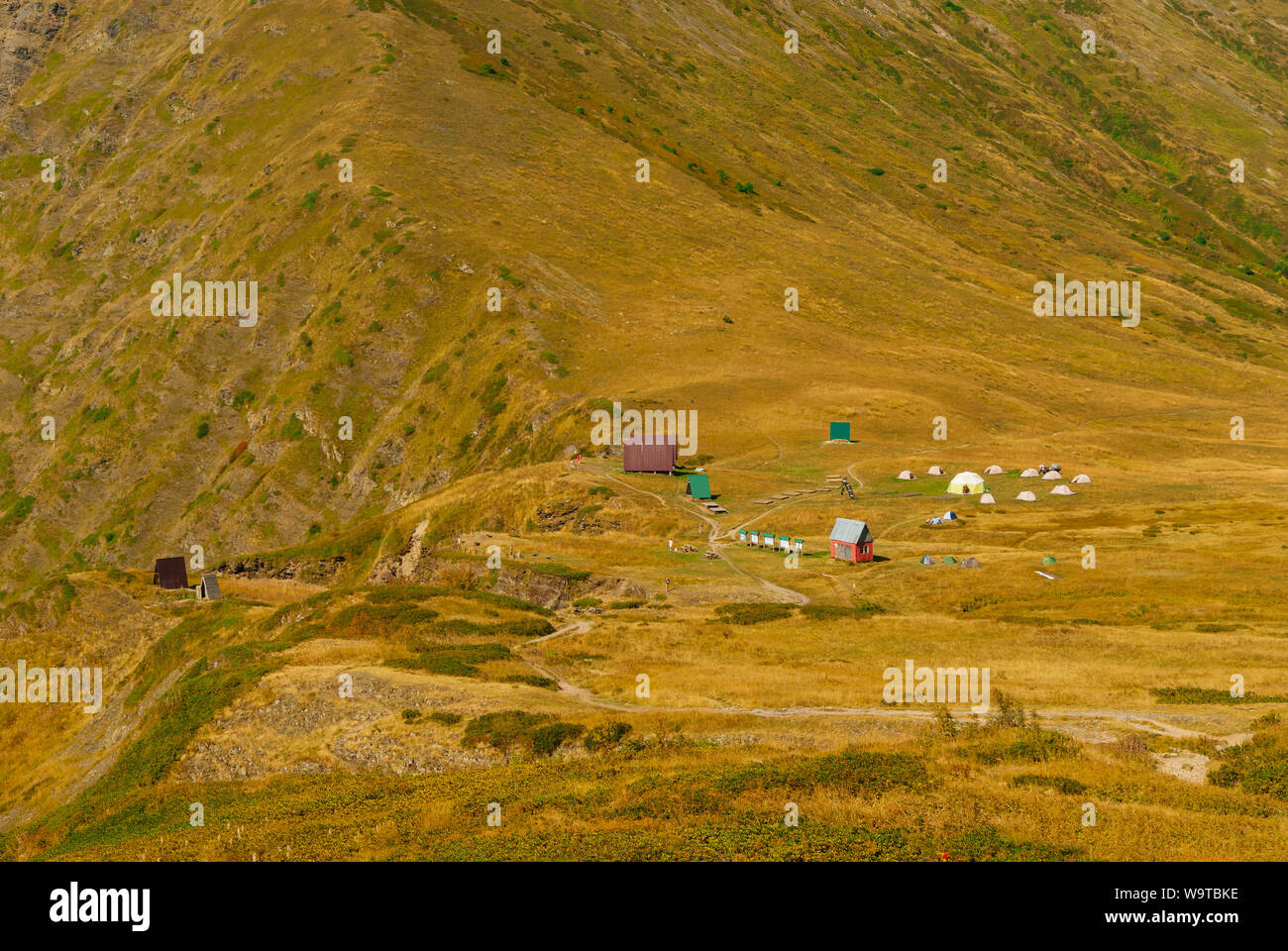 Campeggio turistico in autunno montagna altopiano sulla cresta Psekhako Foto Stock