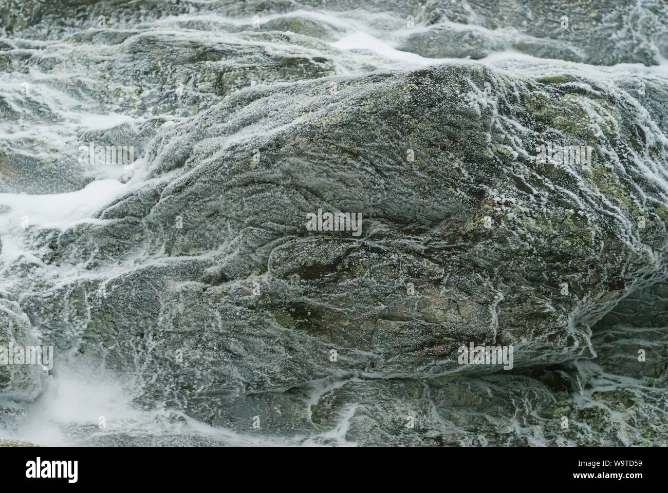 Background e texture - stranamente superficie rugosa di naturale vecchio rock, coperto di brina Foto Stock