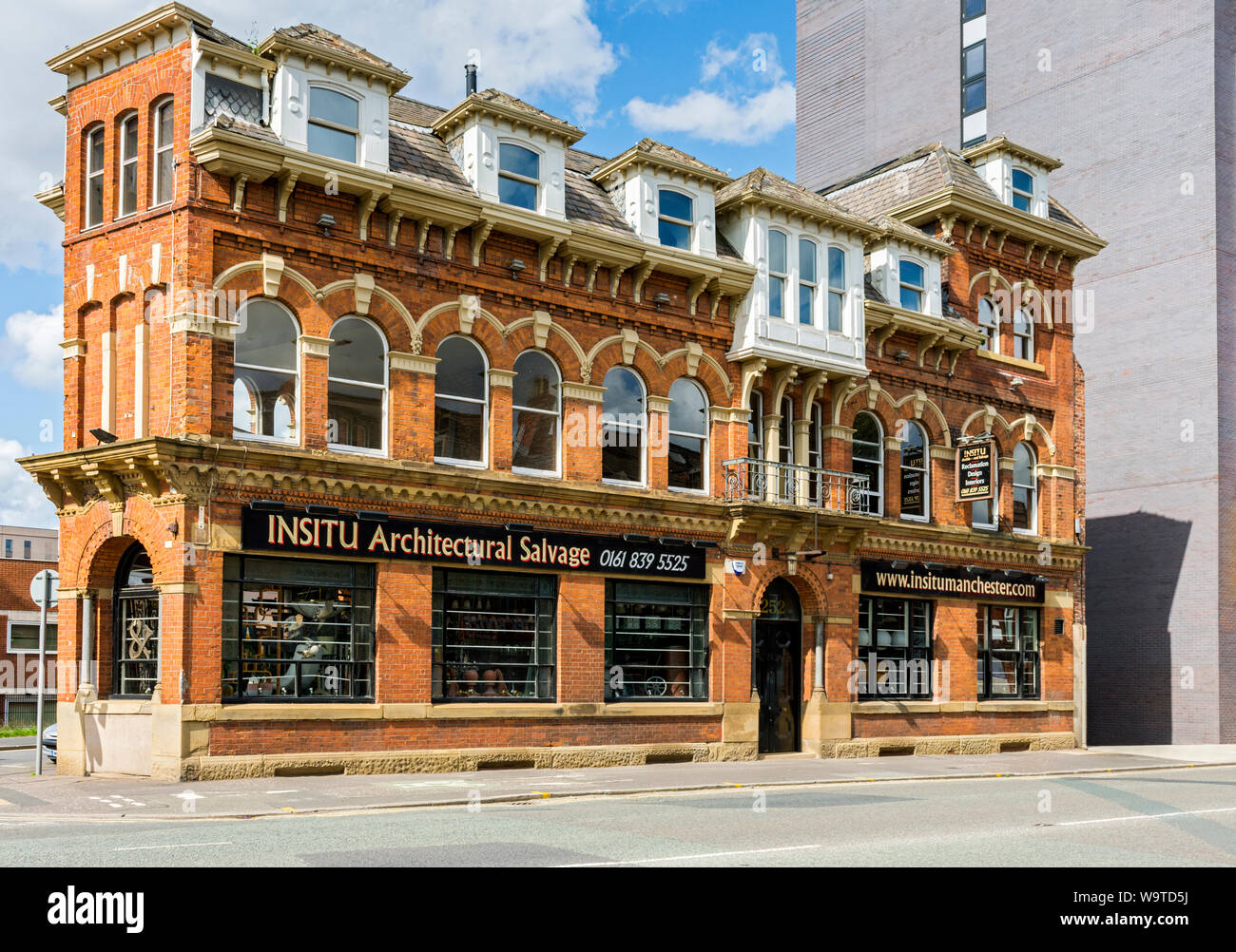 Insitu recupero architettonico shop, Chester Road, Manchester, UK. Originariamente il Commercial Hotel, allora il Turville Public House, allora l'ultimo hop. Foto Stock