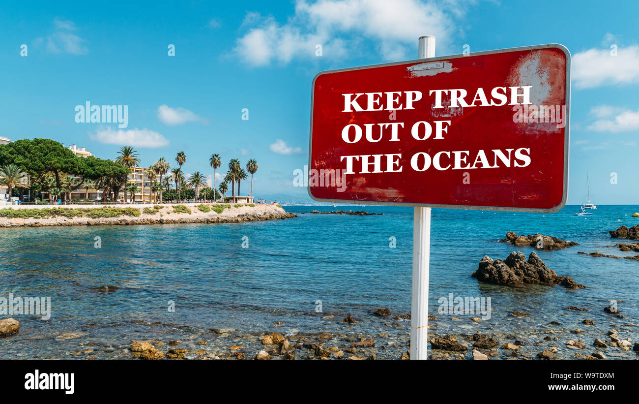 Si prega di non lasciare rifiuti segno con una bellissima spiaggia in background. Foto Stock