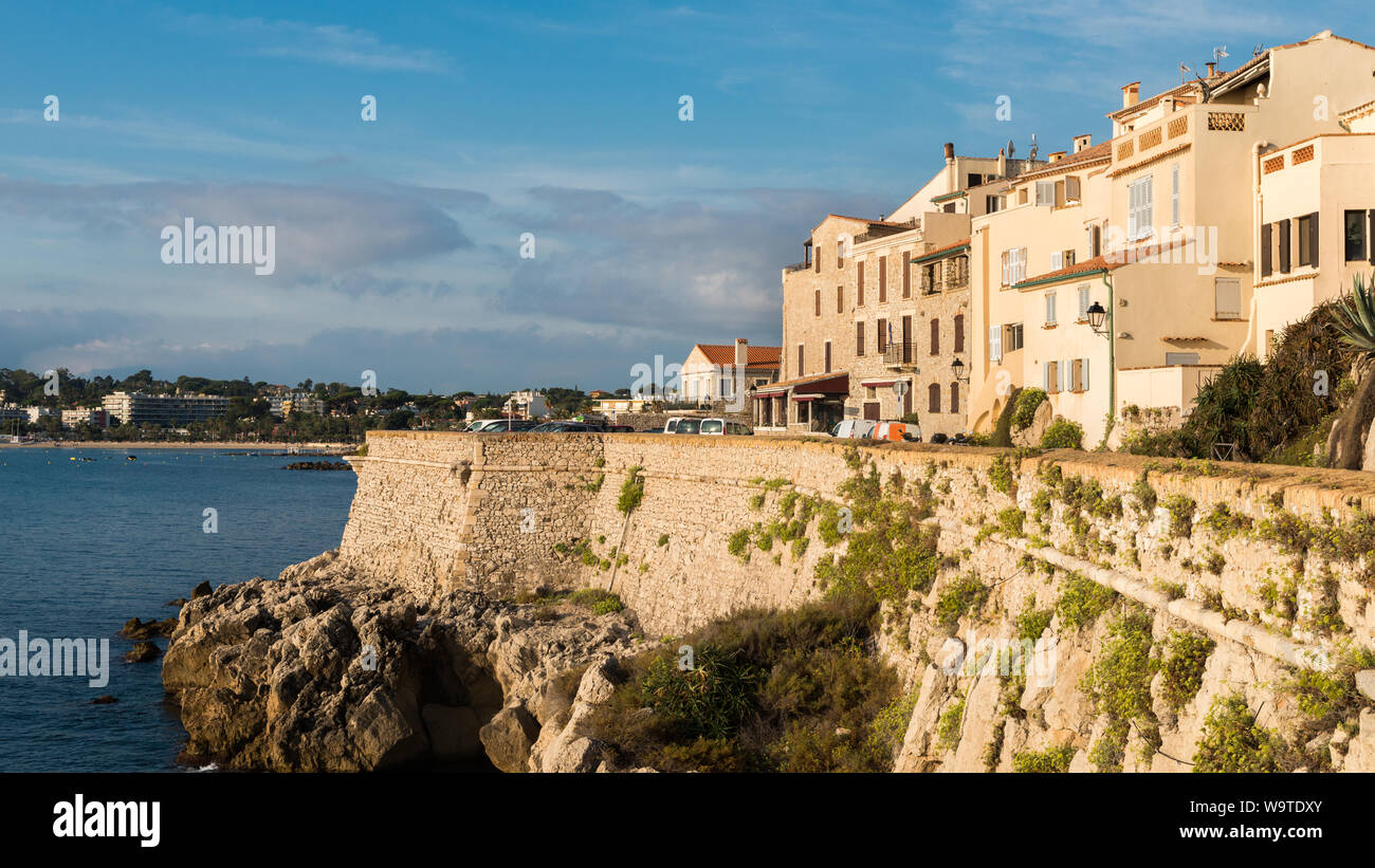 Facciata di edifici tradizionali in Antibes, Cote d'Azur, in Francia vicino al mare Mediterraneo. Foto Stock