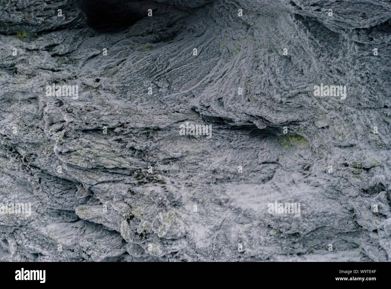 Background e texture - stranamente superficie rugosa di naturale vecchio rock, coperto di brina Foto Stock