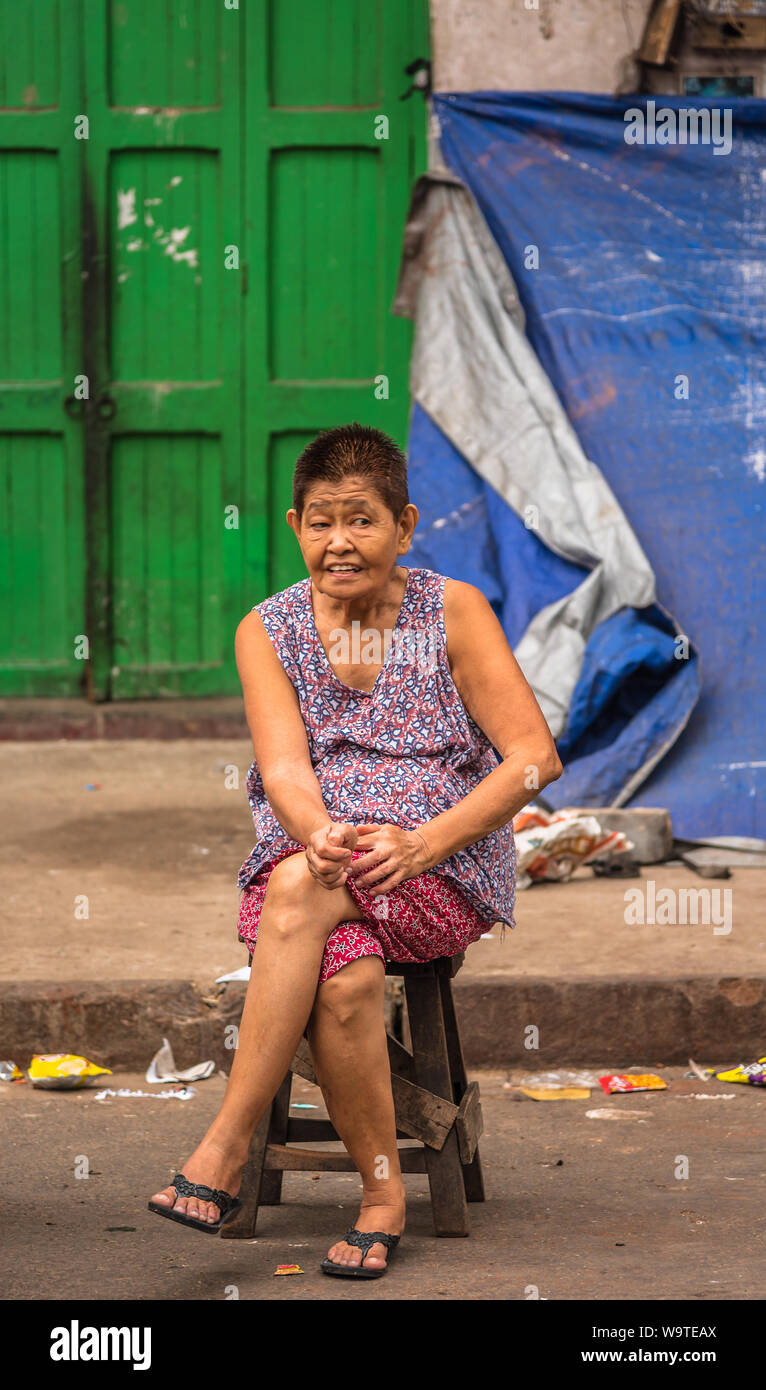 Kolkata, West Bengal/ India - agosto 12,2019. Un Cinese non identificato vecchia signora seduta e rilassante di mattina presto. Foto Stock