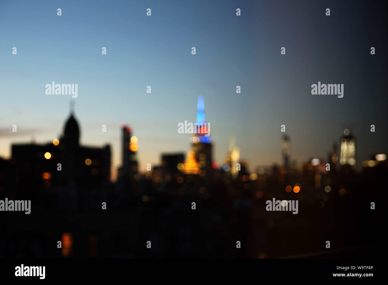 Skyline della città con Empire State Building di notte, Manhattan, New York, Stati Uniti Foto Stock