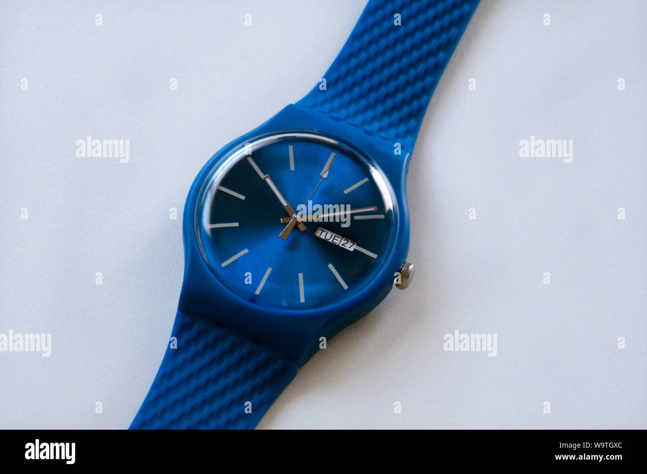 Alicante, Spagna - Agosto 2019: in gomma blu orologio Swatch sfondo bianco  Foto stock - Alamy