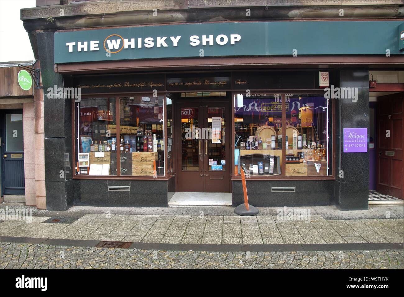 Whisky shop nella zona pedonale di Fort William. A ovest della Scozia, Gran Bretagna, a nord-ovest d'Europa. Foto Stock