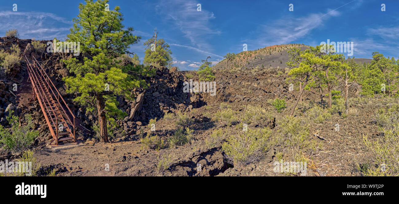 Passi che conducono in una fossa di lava, Flusso di Lava Trail, Sunset Crater National Monument, Arizona, Stati Uniti Foto Stock
