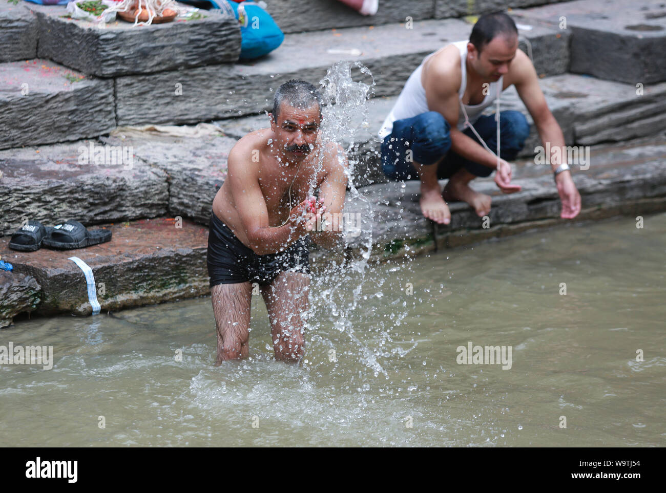 Kathmandu, Nepal. 15 Agosto,2019. Un devoto Nepalese offrendo la preghiera rituale di Kathmandu. Sarita Khadka/Alamy Live News Foto Stock