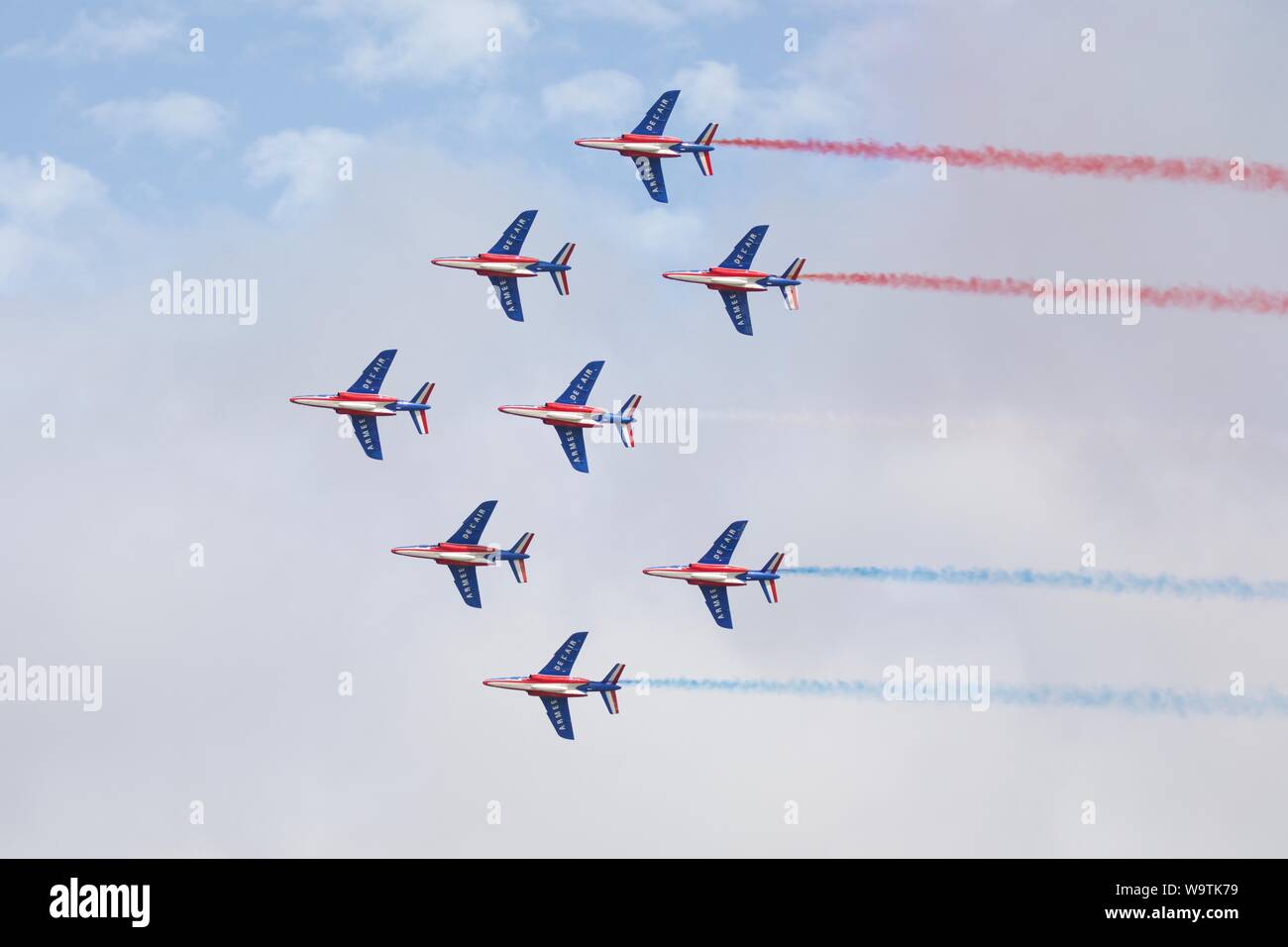 8 alfa-getti dal francese Air Force elite volo acrobatico team 'Patrouille de France " effettuando al 2019 Royal International Air Tattoo Foto Stock