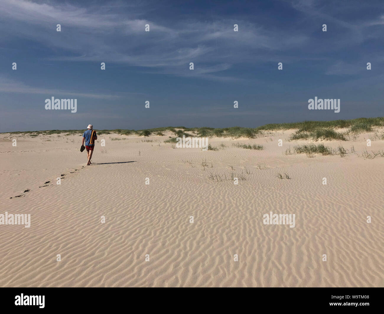 Uomo a camminare sulla spiaggia, Fanoe, Danimarca Foto Stock