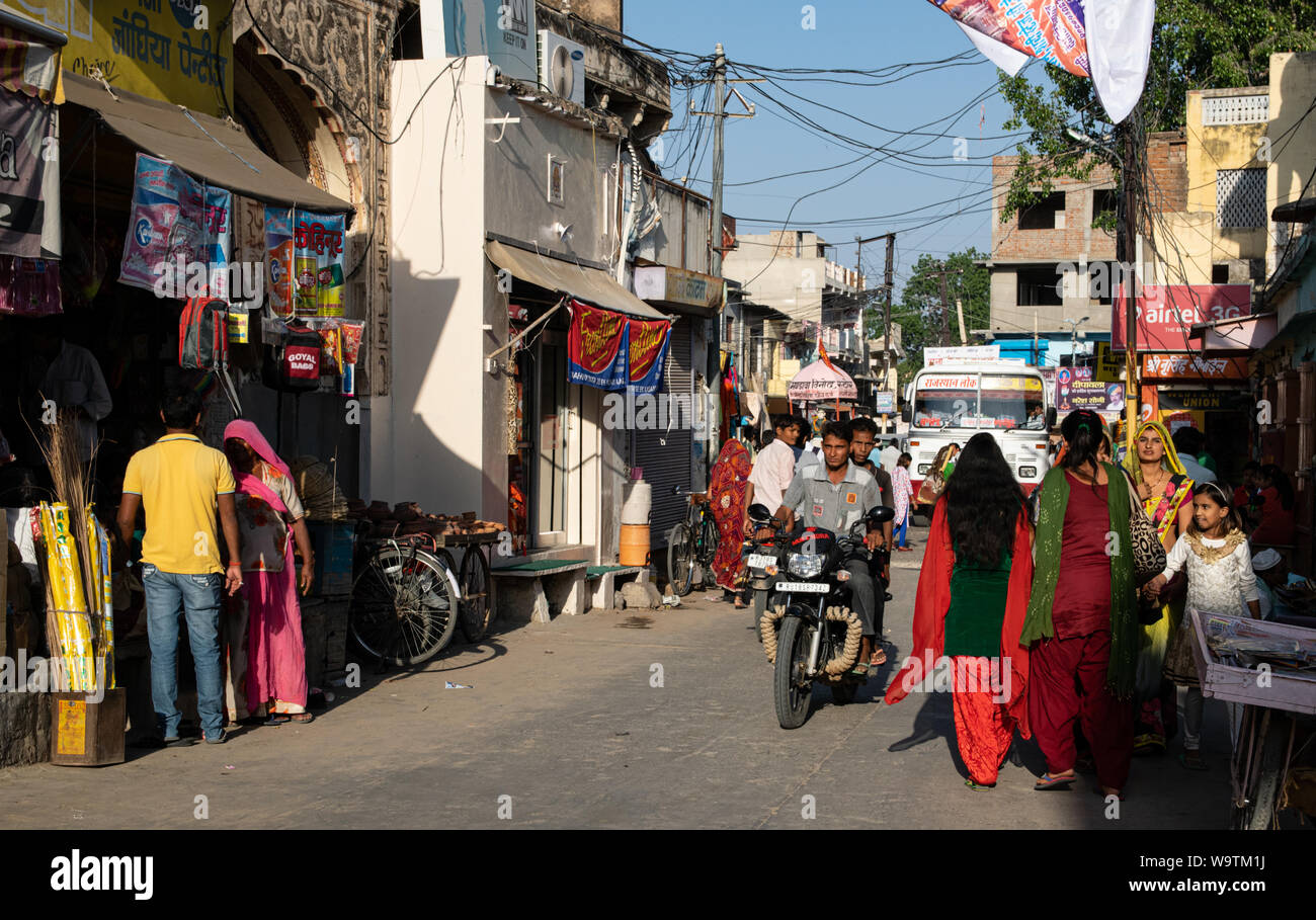 Fußgänger, Motorrad-Fahrer, LKW teilen sich die enge Straße in Mandawa Foto Stock