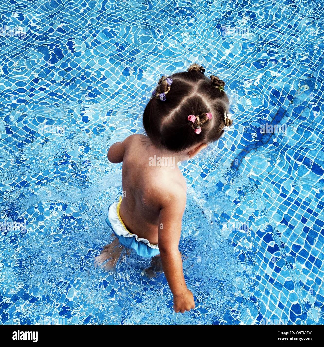 Vista aerea di una ragazza in piedi in una piscina Foto Stock