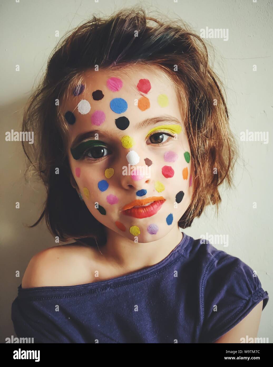 Ritratto di una ragazza con la polka dot per il make-up sul suo viso Foto Stock