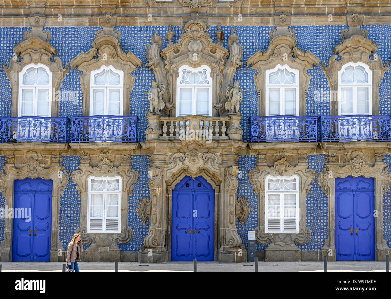 Il Palazzo do Raio, a metà del XVIII secolo in stile tardo Barocco rococò precoce palazzo in stile decorata con piastrelle azulejo. Nel centro di Braga nel nord ovest di Portu Foto Stock