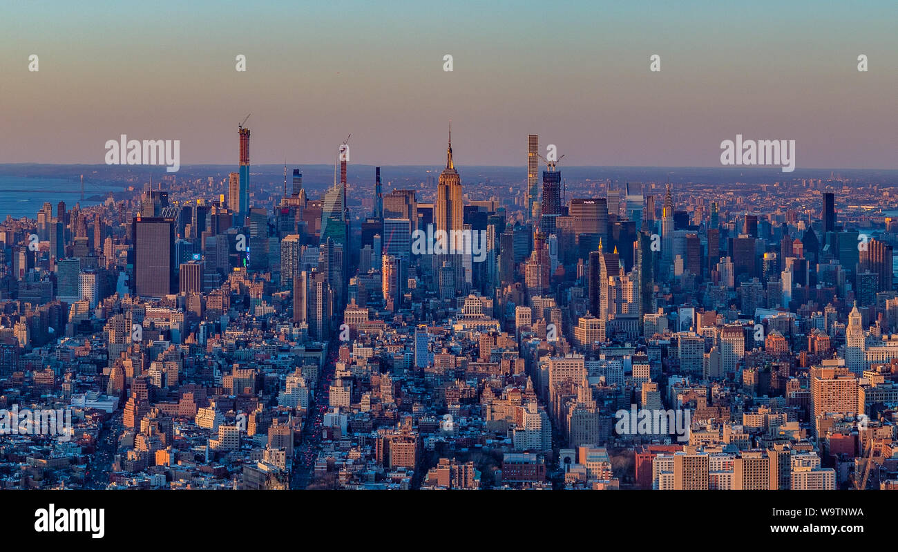 Una foto panoramica di New York come visto da un Osservatorio mondiale al tramonto. Foto Stock