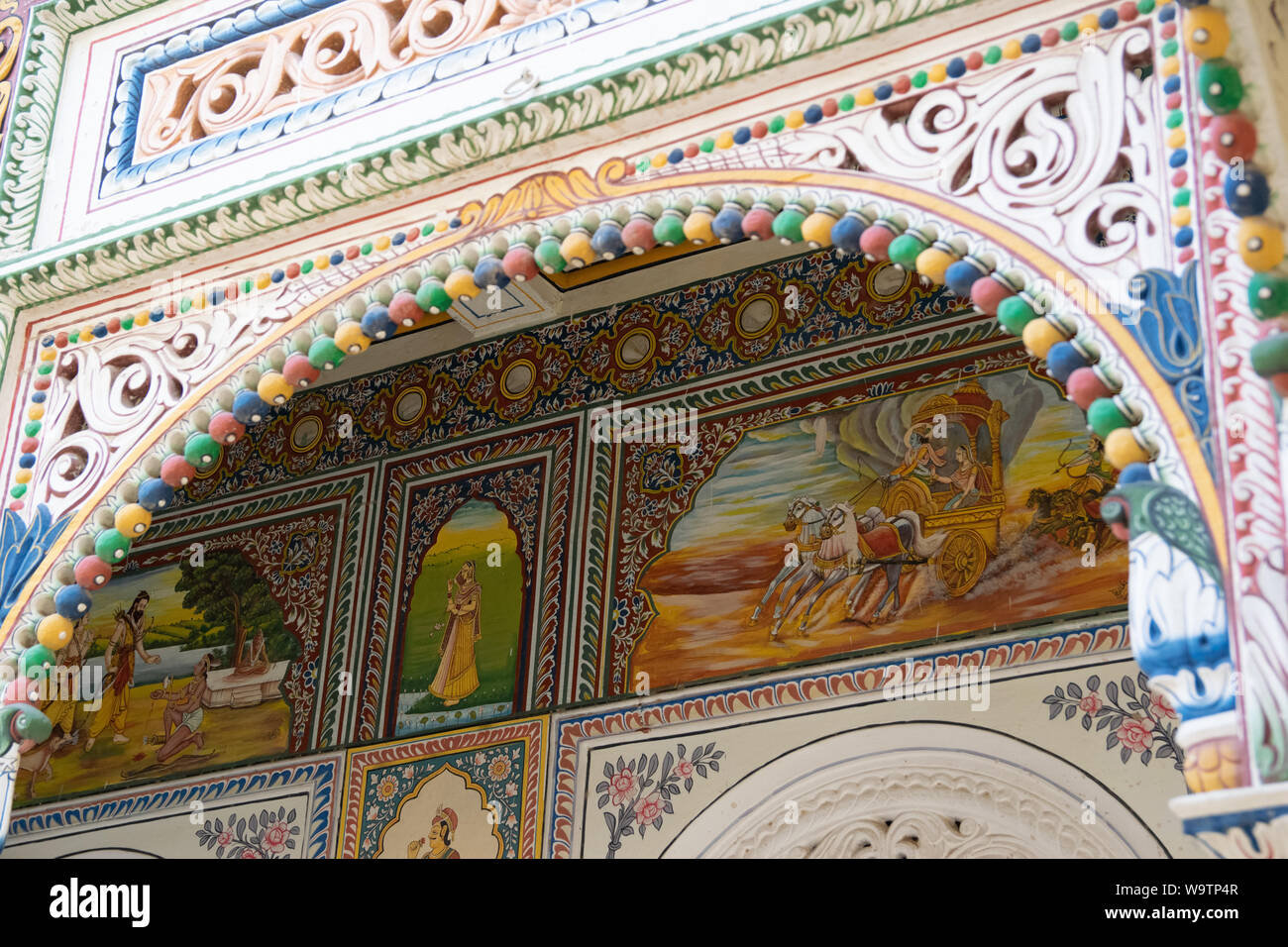 Malereien Aufwändige und Dekorationen verschönern die Wände eines Havelis. Diese sind farbenprächtig und sehr gut erhalten beziehungsweise restauriert Foto Stock