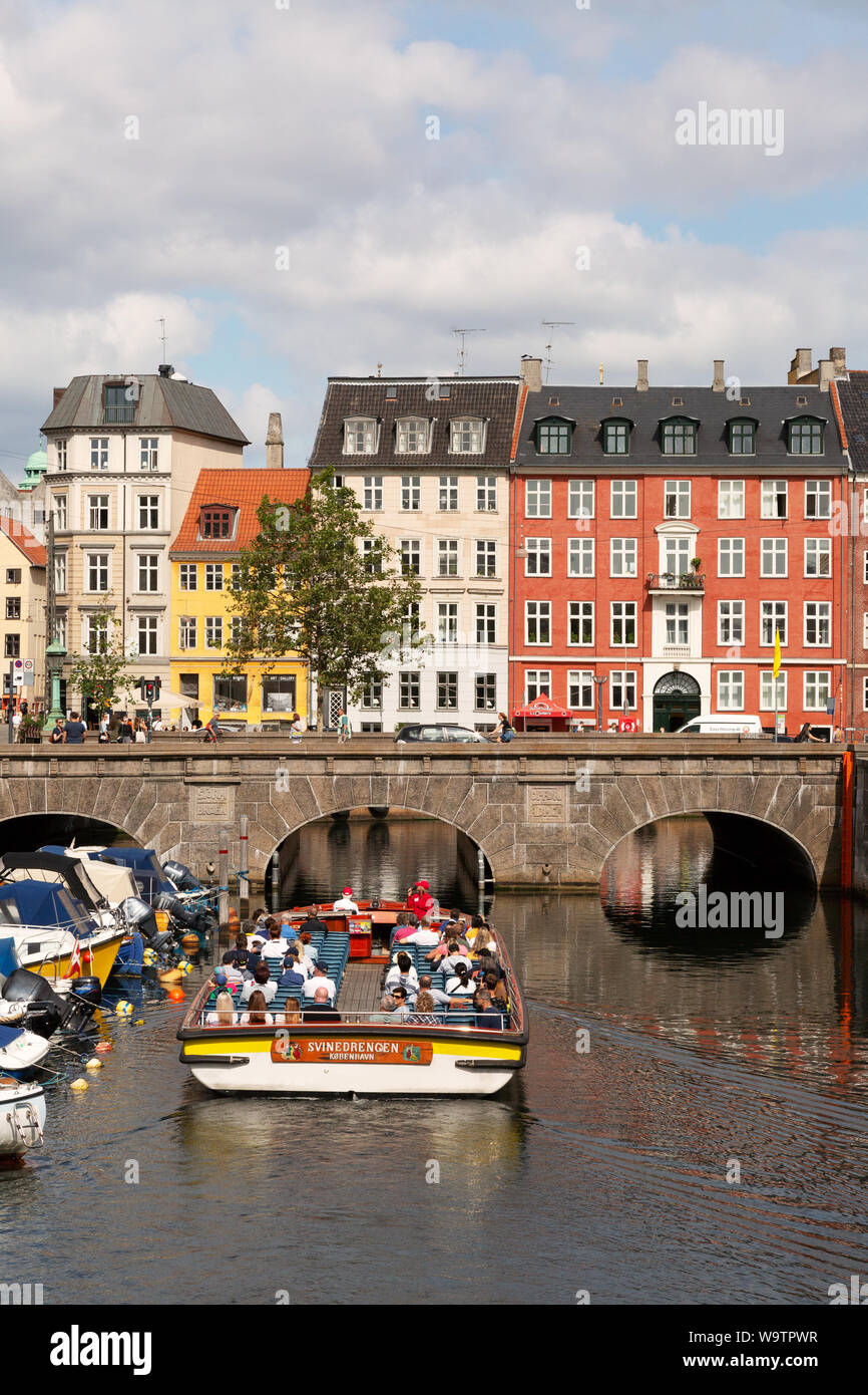 Canale di Copenaghen scena con la barca turistica tour in estate, Copenhagen DANIMARCA Scandinavia Europa Foto Stock