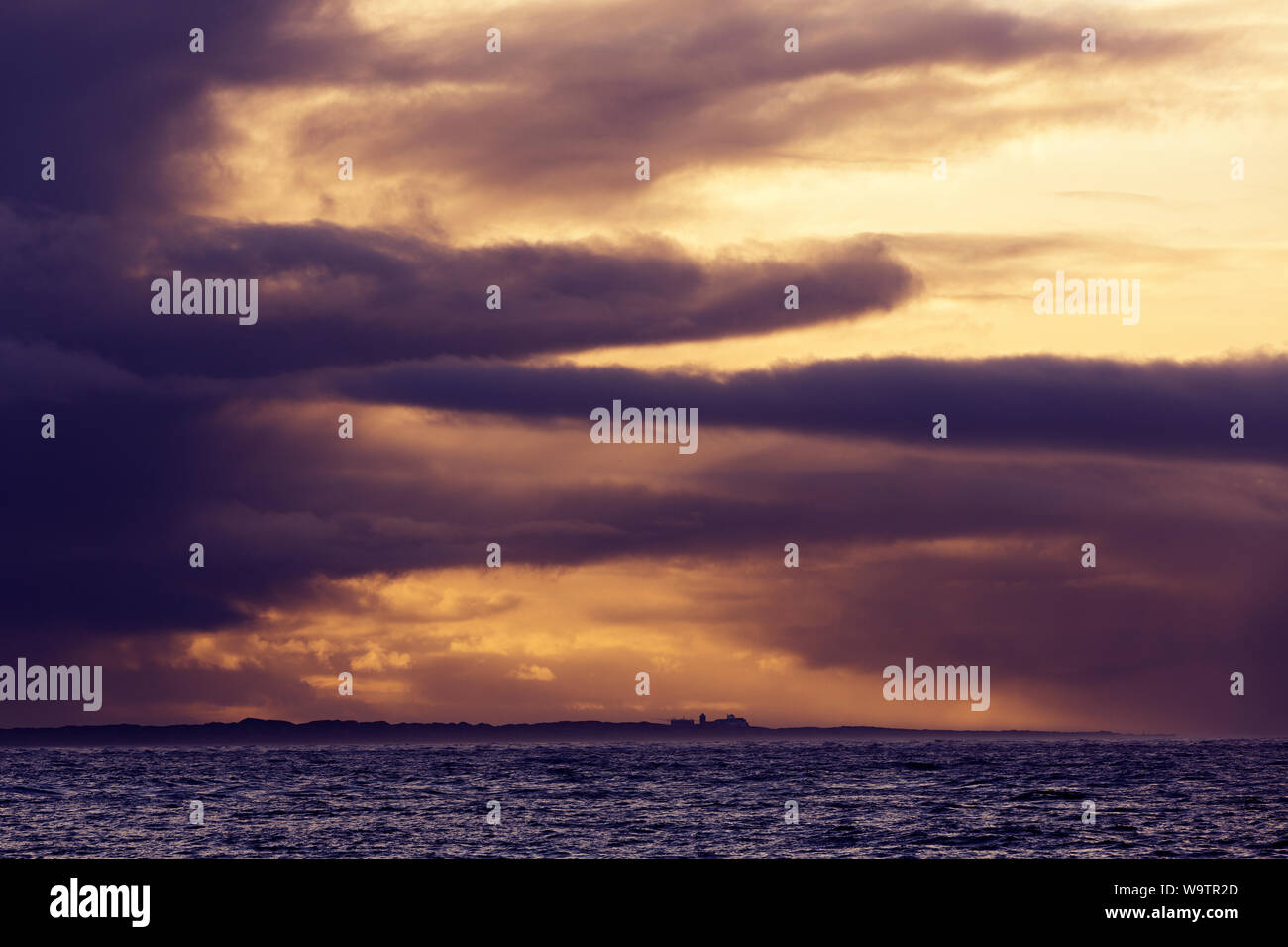 Norderney, Weststrand, Meer, Himmel, Wolken, Sonnenuntergang, Insel Juist, blaue Stunde Foto Stock