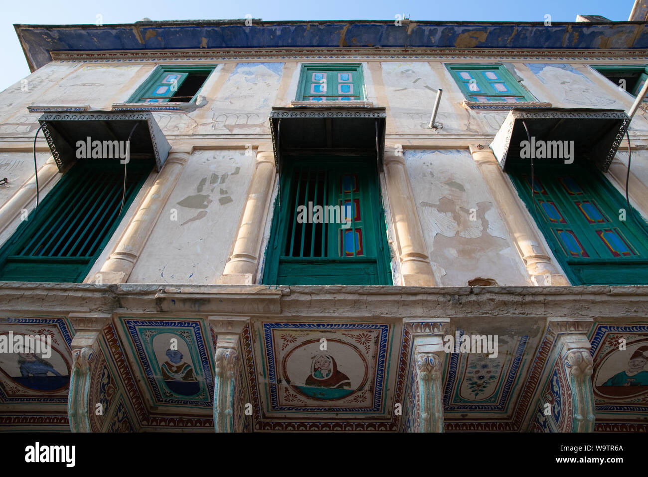 Leider gibt es in Mandawa viele havelis, deren schöne Wandmalereien der Witterung und der Zeit zum Opfer caduti Foto Stock