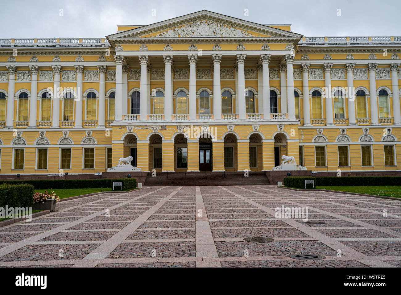 San Pietroburgo, Russia -- Luglio 20, 2019. Foto di un hotel ingresso sorvegliato da lion statue a San Pietroburgo, Russia. Foto Stock