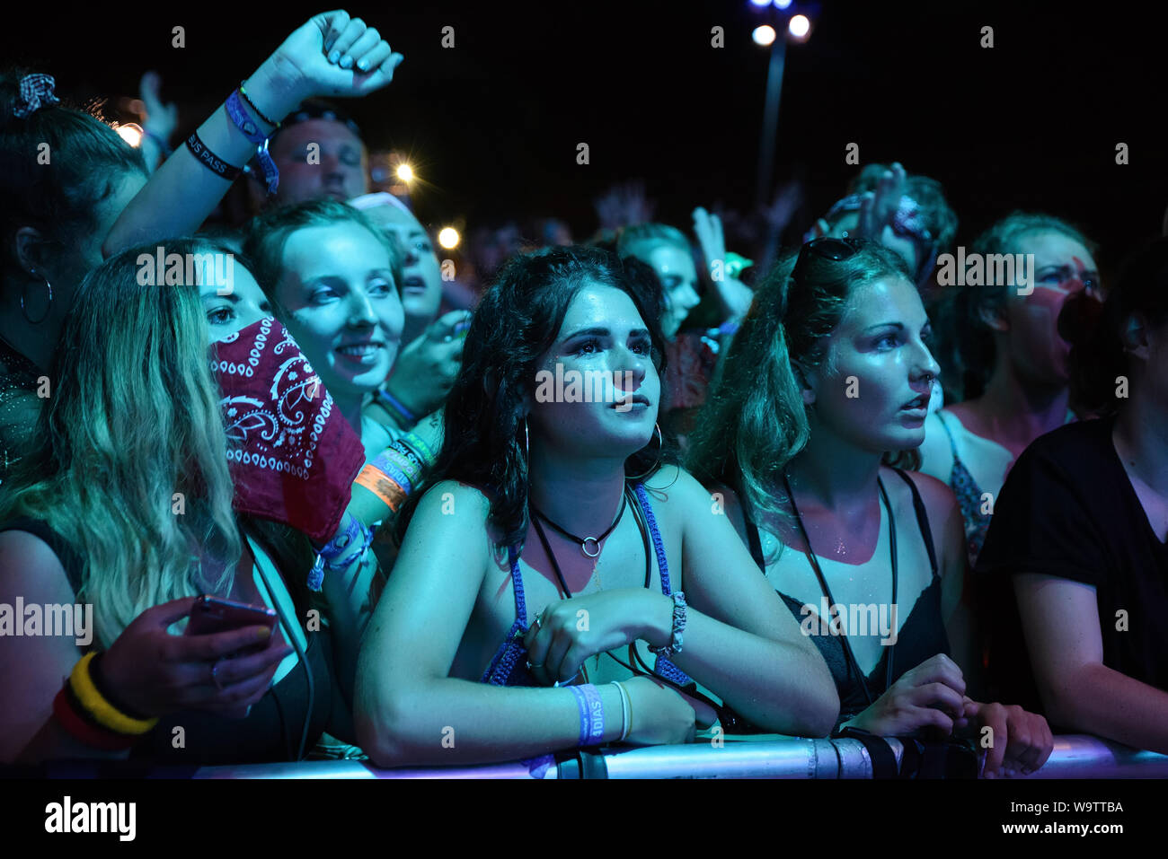 BENICASSIM, SPAGNA - LUGLIO 18: La folla in un concerto al FIB (Festival Internacional de Benicassim) Festival il 18 luglio 2019 a Benicassim, Spagna. Foto Stock