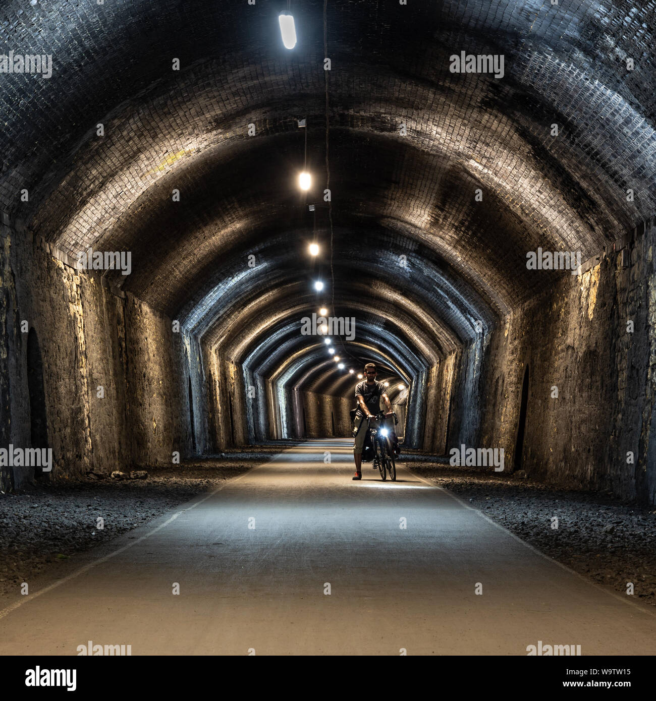 Il Monsal Trail, parte della rete ciclistica nazionale britannica, attraversa i tunnel del Derbyshire Dales, nel Peak District dell'Inghilterra. Foto Stock