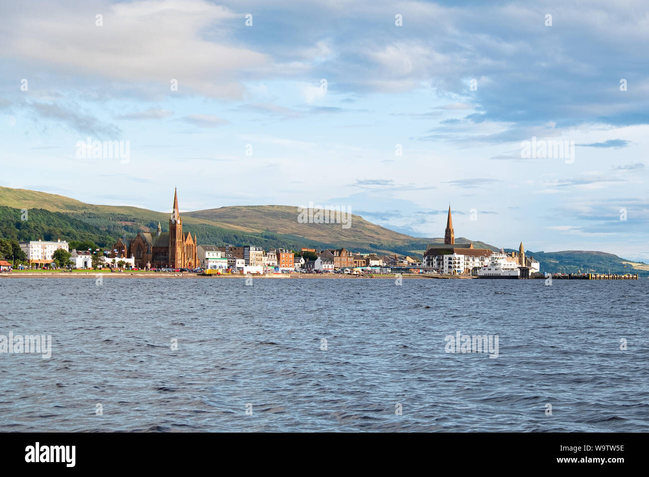 La città di Largs impostato sul Firth of Clyde sulla costa ovest della Scozia. Guardando dall'estremità nord della città nella città stessa come la sera Foto Stock
