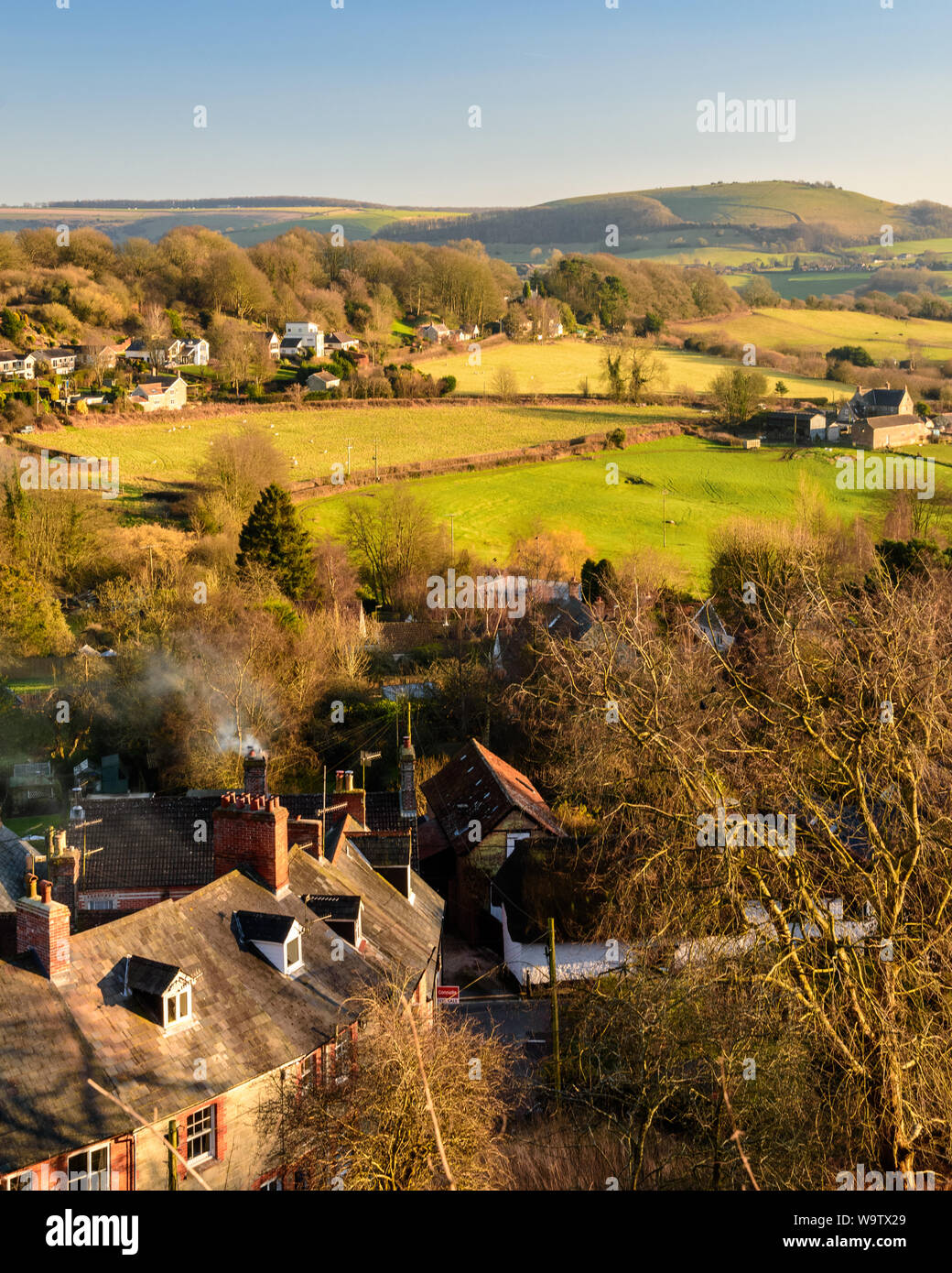 Shaftesbury, England, Regno Unito - 18 Febbraio 2017: il sole splende sui tetti di St James's in Shaftesbury, con le colline di a Cranborne Chase behin Foto Stock