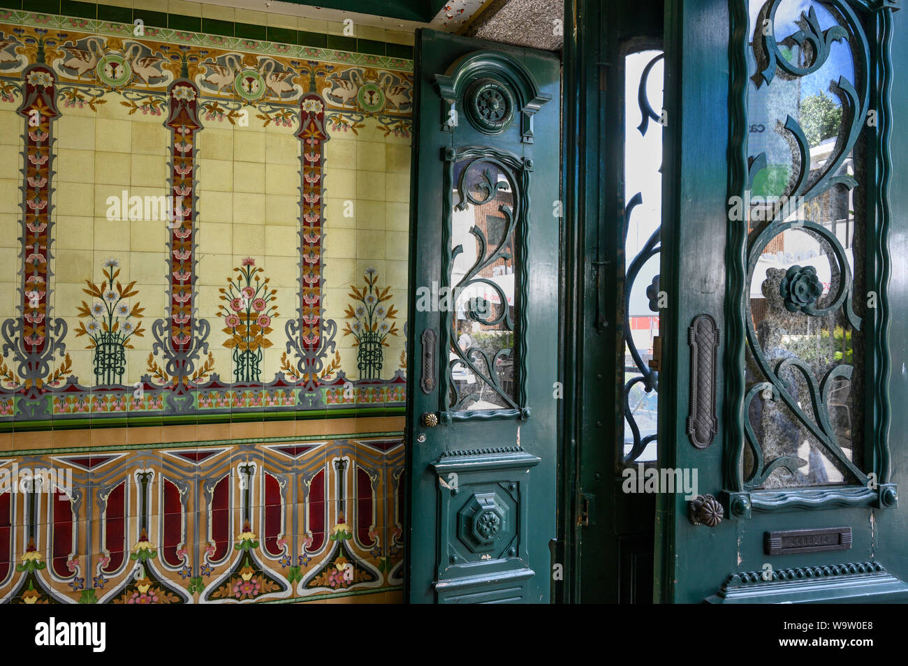 Lobby all'entrata di un edificio di fronte a vivacemente colorato di art nouveau di piastrelle da intorno al 1900 nel centro di Braga, nel nord-ovest del Portogallo. Foto Stock