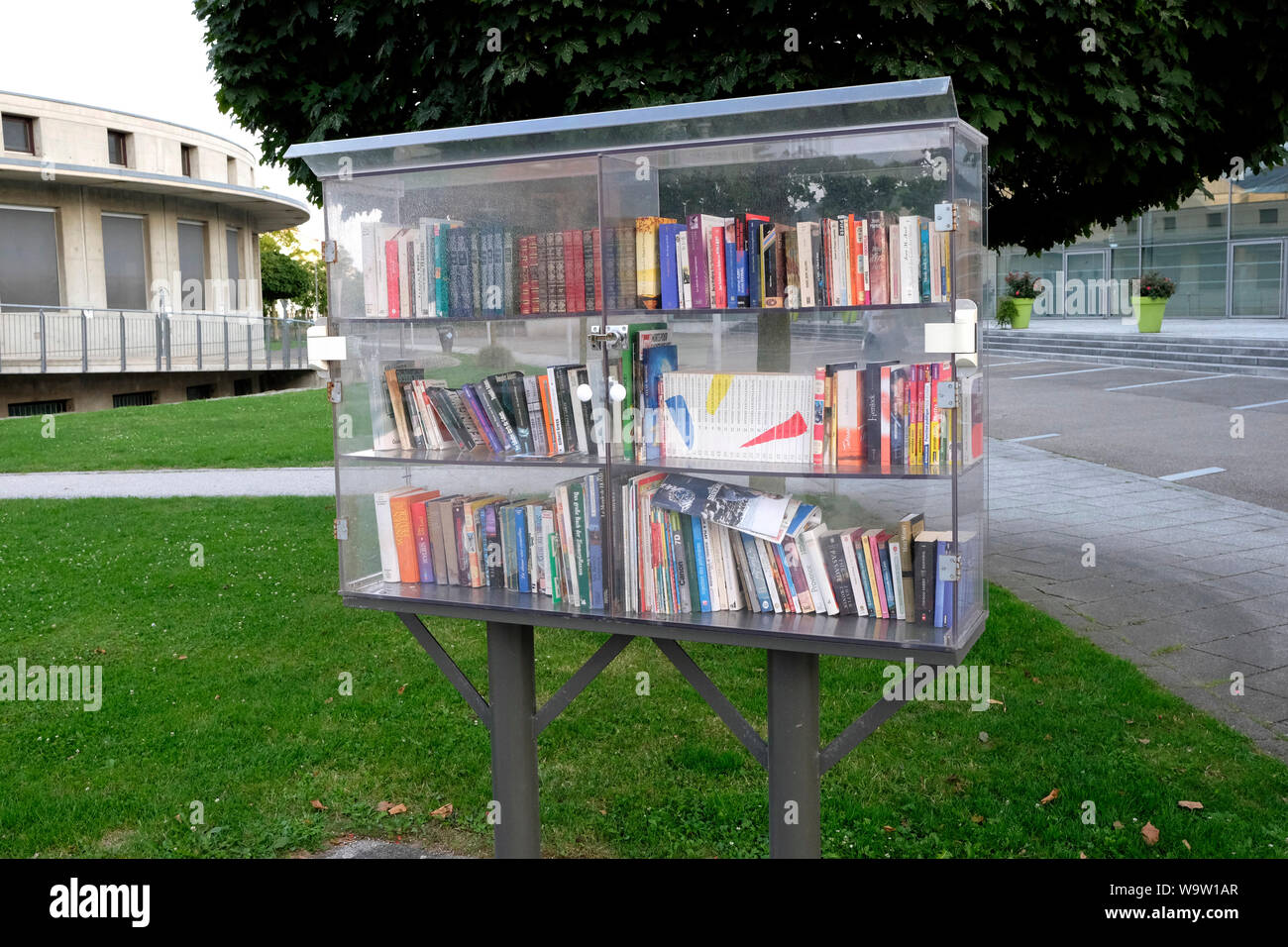 Un piccolo free library per le strade di Huningue, Alsazia, Francia Foto Stock