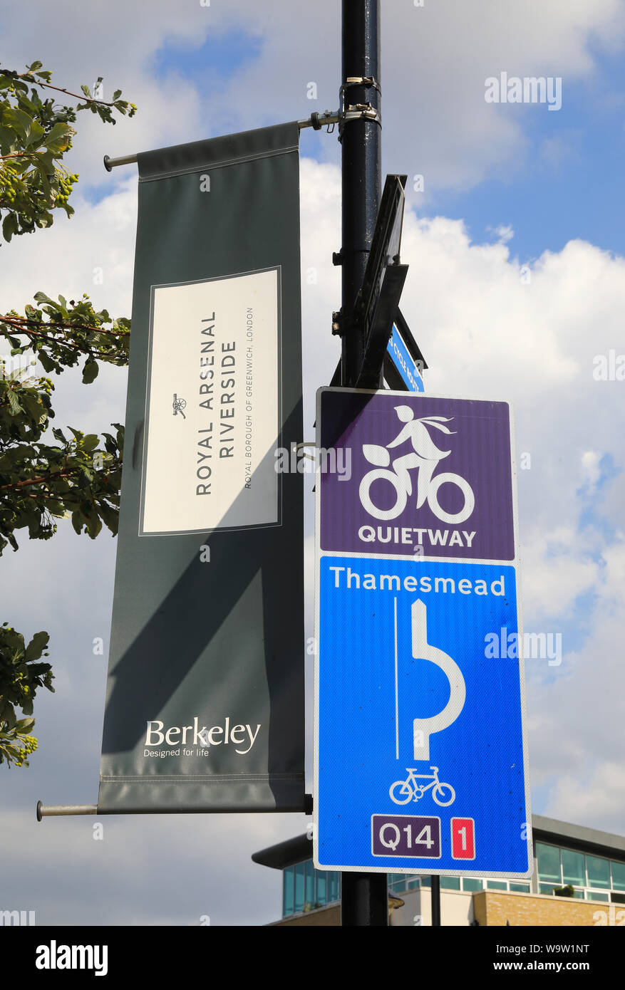 Il percorso del ciclo, il 'Quietway', lungo il lato sud del fiume Tamigi, presso il Royal London Riverside, a Woolwich, SE London, Regno Unito Foto Stock