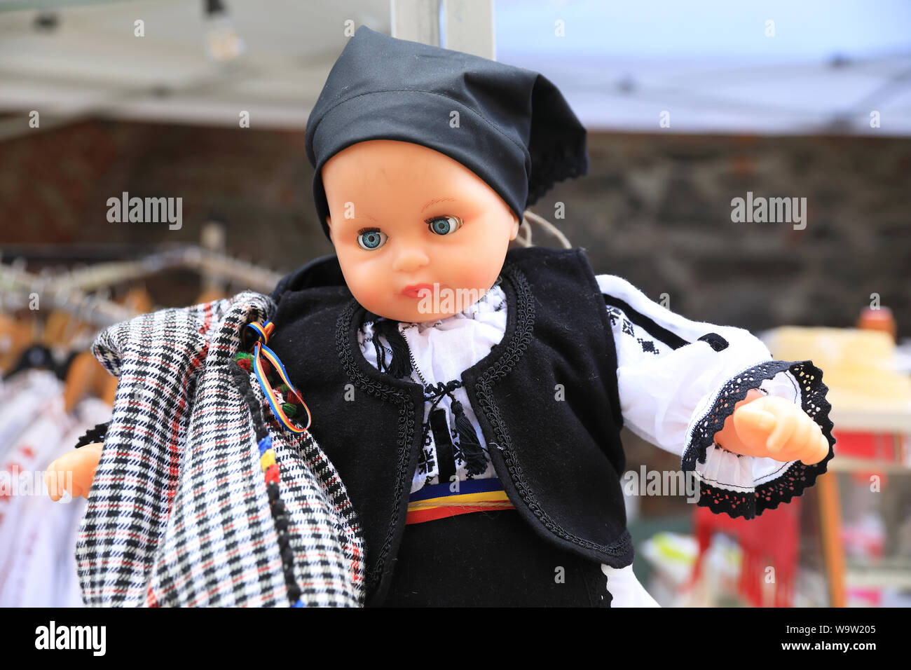 La bambola decorare gastronomia alimentari sul mercato storico Cetatii Str, nel centro storico della città di Sibiu, in Transilvania, Romania Foto Stock