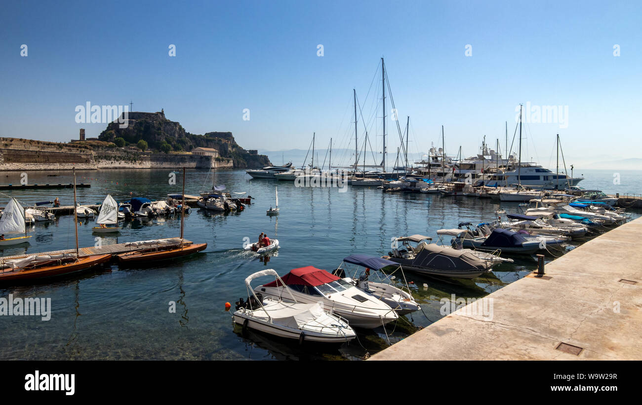 Marina presso la fortezza vecchia Corfù Foto Stock